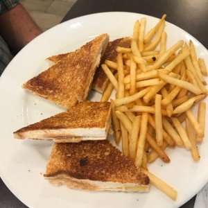Derretido de queso americano con papitas fritas.