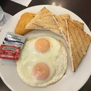 Huevos al gusto con papa hash brown.