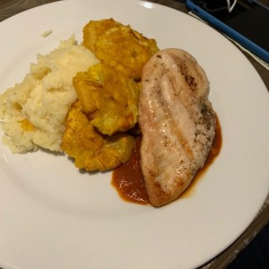 pure de papas, patacones y pollo marinado