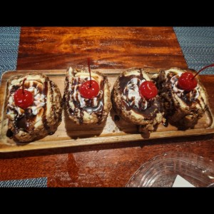 Helado frito con sirope de chocolate