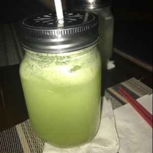 deliciosa y recien hecha limonada con hierba buena