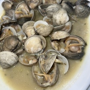 Almejas al Ajillo