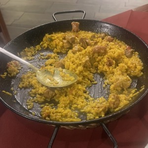 Paella de carne y pollo