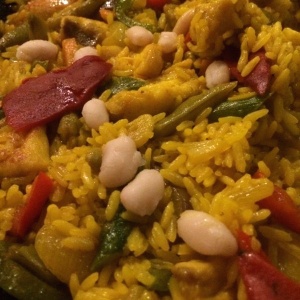Paella vegetariana con pescado