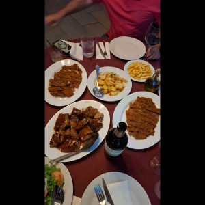 Cachopo, cochinillo, papas a lo pobre