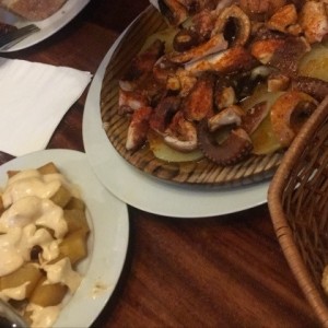 pulpo y papas bravas