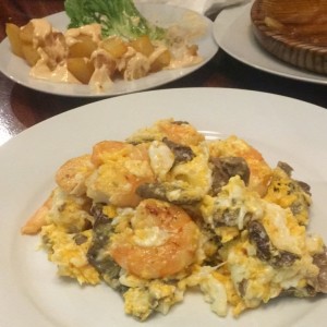 rorta de gambas hongos y papas bravas