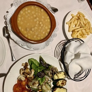 Sopa de garbanzos y vegetales a la parrilla