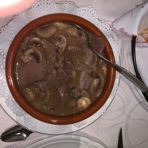 Lengua de res en salsa de hongos