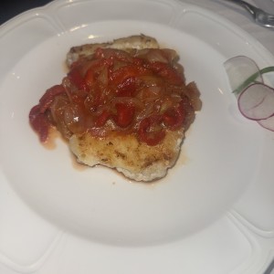 Mero a la Plancha con Cebolla y Pimientos Asados