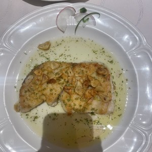 Mero a la Plancha con Cebolla y Pimientos Asados