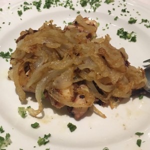 Pulpo con cebollas caramelizadas