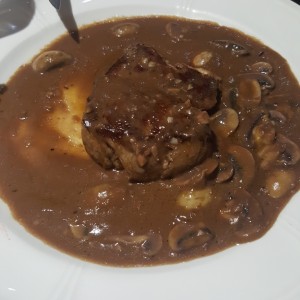 filete de res en salsa de hongos y vino tinto