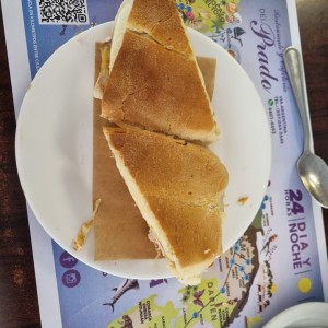 Sandwuch pierna con parmesano