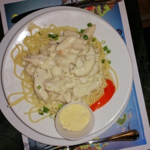 Spaguetti con pollo en salda blanca