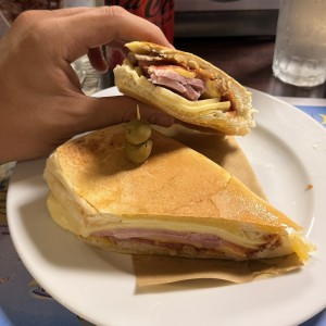 Emparedados /Sandwiches - Cubano