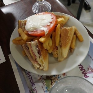 Emparedados /Sandwiches - Club Sandwich