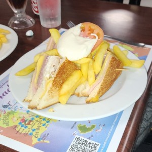 Emparedados /Sandwiches - Club Sandwich