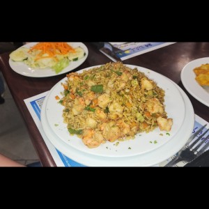 Arroz frito con camarones