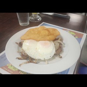 Desayunos / Breakfast - Bistec encebollado