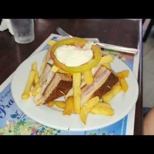 Emparedados /Sandwiches - Club Sandwich