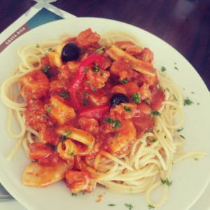 espaguetti con mariscos salsa roja