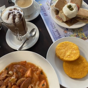 salchichas guisadas tortillas