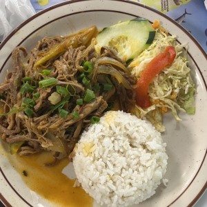 Ropa Vieja con arroz y ensalada