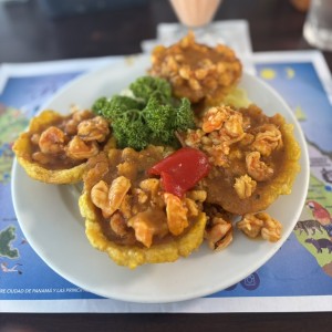 Patacones rellenos con camarones