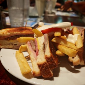 Emparedados /Sandwiches - Club Sandwich
