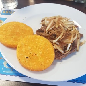 bistec con cebolla