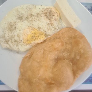 HUEVO FRITO, HOJALDRE Y QUESO BLANCO ?