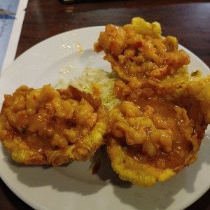 Patacones rellenos con camarones