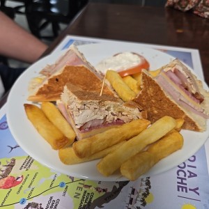 Emparedados /Sandwiches - Club Sandwich