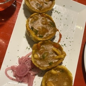 Patacones Rellenos de Mariscos en salsa roja