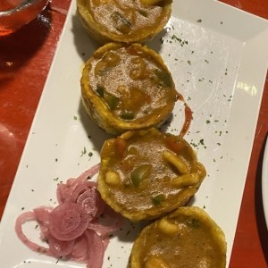 Patacones Rellenos de Mariscos en salsa roja