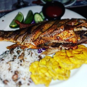 pescado frito con arroz y patacones.