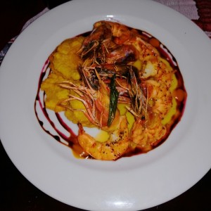 Langostino en salsa de maracuya con patacones