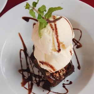 Brownie con helado