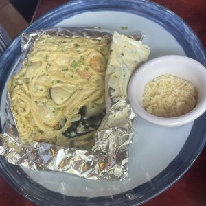 Spagheti mixto de marisco en salsa blanca