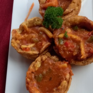 Patacones Rellenos de Mariscos en salsa roja