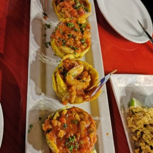 Patacones Rellenos de Mariscos en salsa roja