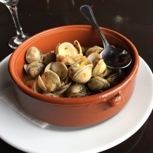 almejas al ajillo