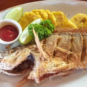 Mariscos - Pargo Entero Frito con patacones