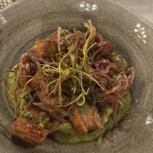 Ceviche de chicharon con aguacate.