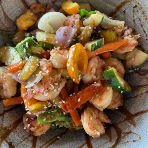 Wok de vegetales y camarones