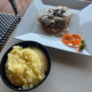 FILETE DE POLLO EN SALSA DE CHAMPIÑONES