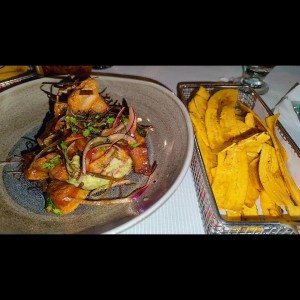 Ceviche de chicharon con aguacate.