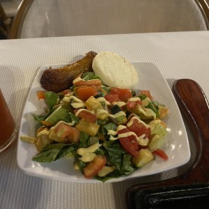Ensalada, platano y arepa