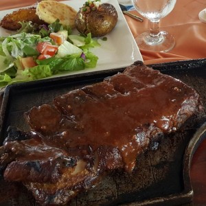 costilla con salsa BBQ